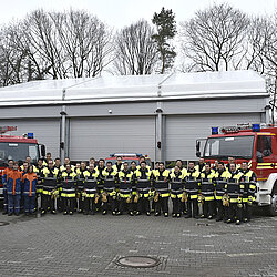 Die Abteilung Freimann vor der Leichtbau-Fertighalle