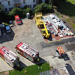 Luftbild mit zerlegter Leichtbau-Fertighalle