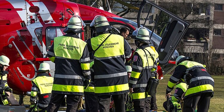 Hubraucherübung der Freiwilligen Feuerwehr München Freimann im Februar 2020